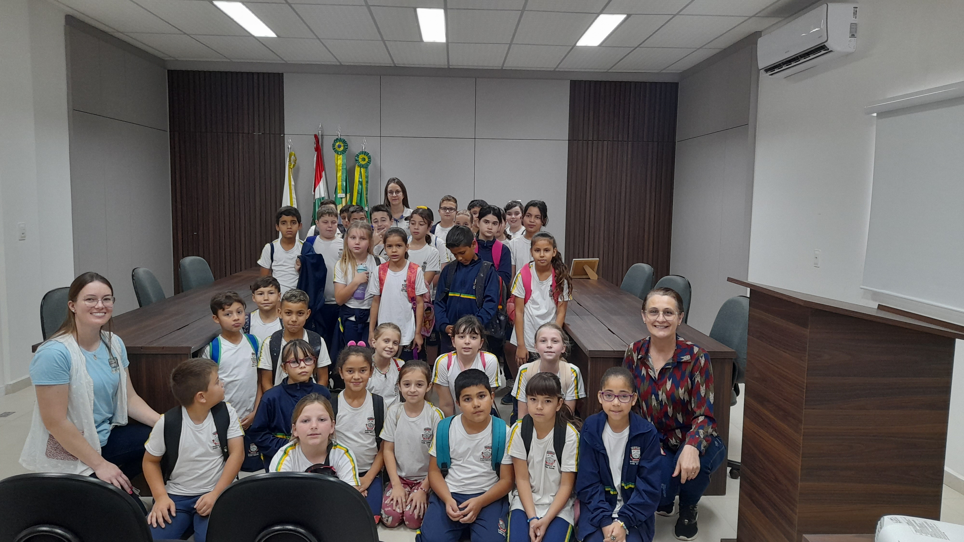 Alunos da E.B. Rafael Rech visitam a Câmara de Vereadores