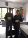 Bombeiro Alisson Pasquali e Gilmar Pering recebem suas placas de homenagem pelos 15 anos de atividades da Corporação